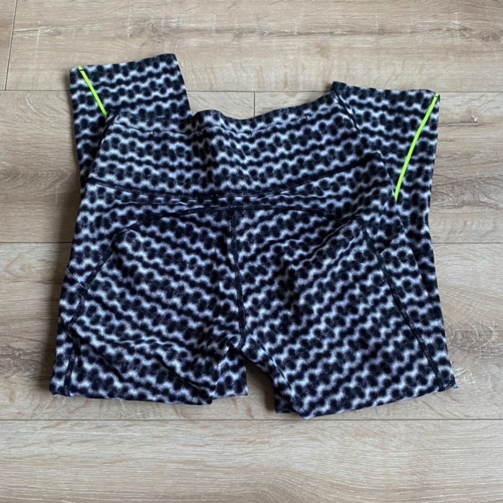 SOLD Lululemon Chase Me Crop Seawheeze size 8 Lululemon capris - Picture 6 of 12